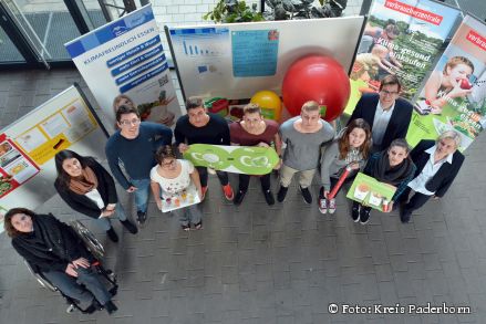 1 Eine Woche lang beschäftigten sich die Schülerinnen und Schüler des Berufskollegs Schloß Neuhaus – hier am Aktionstag – mit dem Thema Klimawandel. (Foto: Kreisverwaltung Paderborn)