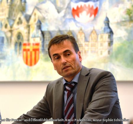 Christian Bork von der Firma The Tower Company mit Sitz im hessischen Langen erläuterte im Paderborner Kreishaus die technischen und rechtlichen Voraussetzungen der bedarfsgerechten Befeuerung von Windkraftanlagen (Foto: Amt für Presse- und Öffentlichkeitsarbeit, Kreis Paderborn, Anna-Sophie Schindler) Christian Bork von der Firma The Tower Company mit Sitz im hessischen Langen erläuterte im Paderborner Kreishaus die technischen und rechtlichen Voraussetzungen der bedarfsgerechten Befeuerung von Windkraftanlagen (Foto: Amt für Presse- und Öffentlichkeitsarbeit, Kreis Paderborn, Anna-Sophie Schindler)