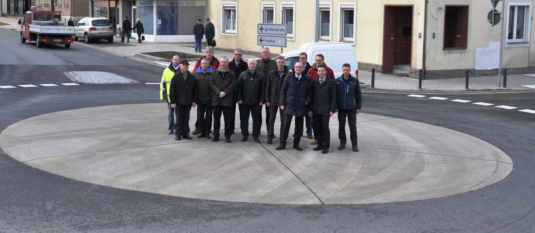Der Verkehr durch Büren auf der  Barkhäuser Straße (K 35) fließt wieder. Landrat Manfred Müller (3. von rechts) und Bürens Bürgermeister Burkhard Schwuchow gaben die Straße für den Verkehr frei. Mit dabei waren: Johannes Wördehoff (Ortsvorsteher Büren-Barkhausen, von links), Karsten Schnietz (Erdgasnetzplanung Westfalen Weser Netz), Bernward Schäfers (Stadtrat Büren), Dirk Nölting (Ortsvorsteher Büren-Harth), Hans-Werner Luckey (Vertretung  Büren-Weiberg), Rainer Schütte (Straßen NRW), Wigbert Löper (Ortsvorsteher Büren), Matthias Seipel (Abteilungsteiler Stadt Büren), Johannes Schäfers (Ortsvorsteher Büren-Siddinghausen), Martin Hübner (technischer Dezernent Kreis Paderborn), Günter Drilling (Planungsbüro Drilling und Schneider), Landrat Manfred Müller, Bürens Bürgermeister Burkhard Schwuchow, Hartwig Montag (Bauunternehmen Montag). (Foto: Kreisstraßenbauamt Michael Rüngeler)