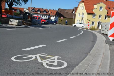 5,5 Meter breite Straße und ein Radweg: So zeigt sich der erste Teil der K 35 in Büren. Bis Anfang Dezember soll auch der letzte Bauabschnitt geschafft sein. (Foto:  Amt für Presse- und Öffentlichkeitsarbeit, Kreis Paderborn, Anna-Sophie Schindler)
