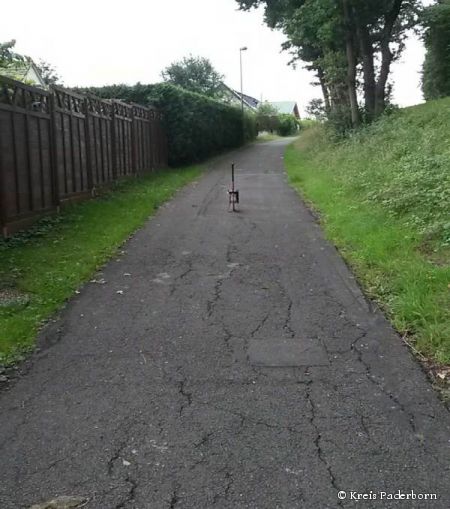 Radweg an der K 15, die Asphaltschicht muss offensichtlich erneuert werden  (Foto: Kreis Paderborn)