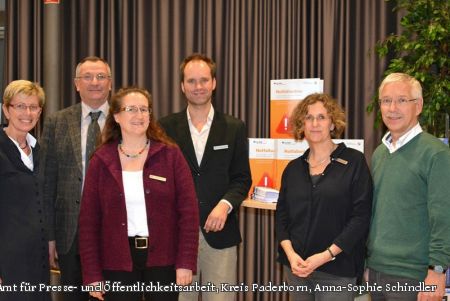 Mit dem Notfallordner für schulische Krisen gerüstet – von links nach rechts: Rita Berens (stellvertretende Dezernentin Generale Krise der Bezirksregierung Detmold), Ingo Klemisch  (Dezernent Generale Krise der Bezirksregierung Detmold), Susanne Fitzner, Andreas Neuhaus, Kirsten Zünkler (alle drei Krisenbeauftragte von der Psychologischen Beratungsstelle des Kreises Paderborn), Hartmut Bondzio (Schulamtsdirektor). (Foto: Amt für Presse- und Öffentlichkeitsarbeit, Kreis Paderborn, Anna-Sophie Schindler) Mit dem Notfallordner für schulische Krisen gerüstet – von links nach rechts: Rita Berens (stellvertretende Dezernentin Generale Krise der Bezirksregierung Detmold), Ingo Klemisch  (Dezernent Generale Krise der Bezirksregierung Detmold), Susanne Fitzner, Andreas Neuhaus, Kirsten Zünkler (alle drei Krisenbeauftragte von der Psychologischen Beratungsstelle des Kreises Paderborn), Hartmut Bondzio (Schulamtsdirektor). (Foto: Amt für Presse- und Öffentlichkeitsarbeit, Kreis Paderborn, Anna-Sophie Schindler)