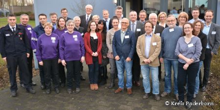 Handlungssicherheit für Schulen in Krisenlagen – von links nach rechts:Niklas Schäfers (Kreisfeuerwehrzentrale Paderborn), Ernst Grauer (Notfallseelsorge), Stefan Westhoff (Notfallseelsorge Stadt Paderborn), Heike Grimm (Notfallseelsorge Kreis Paderborn), Heinrich Vogt (Jugendamt Kreis Paderborn), Annemarie Joester (Notfallseelsorge), Norbert Damke (Schulleiter Berufskolleg Schloß-Neuhaus), Anita Papenheinrich (Notfallseelsorge Kreis Paderborn), Hartmut Bondzio (Schulamtsdirektor Kreis Paderborn und Höxter), Friedhelm Steffen (Schulleiter Lutherschule), Anna Rhode (Trainee im Jugendamt Kreis Paderborn), Rita Berens (Bezirksregierung Detmold), Maike Dannewald (Jugendamt Stadt Paderborn), Randolf Latusek (KHK Polizei Paderborn), Vanessa Sroka (Jugendamt Stadt Paderborn), Dipl. Psychologe Thomas Weber (Referent Trauma- und Konfliktmanagement Köln), Stefan Künhold (LWL Trauma Ambulanz), Dezernent Ingo Klemisch (Bezirksregierung Detmold), Herbert Temborius (Amtsleitung Ordnungsamt Kreis Paderborn), Dr. med. Falk Burchard (LWL Klinik Marsberg), Vinzenz Heggen (stellvertretender Landrat des Kreises Paderborn), Julia Kleffner (LWL Ambulanz Marsberg), Rainer Fischer (LWL Trauma Ambulanz), Annette Mühlenhoff (stellv. Dezernatsleiterin Kreis Paderborn), Susanne Fitzner (Leiterin der Psychologischen Beratungsstelle Kreis Paderborn), Peter Gall (KHK Polizei Paderborn), Kirsten Zünkler (Psych. Beratungsstelle Kreis Paderborn), Andreas Neuhaus (Psych. Beratungsstelle Kreis Paderborn) bei der Netzwerktagung (Foto: Kreis Paderborn) Handlungssicherheit für Schulen in Krisenlagen – von links nach rechts:Niklas Schäfers (Kreisfeuerwehrzentrale Paderborn), Ernst Grauer (Notfallseelsorge), Stefan Westhoff (Notfallseelsorge Stadt Paderborn), Heike Grimm (Notfallseelsorge Kreis Paderborn), Heinrich Vogt (Jugendamt Kreis Paderborn), Annemarie Joester (Notfallseelsorge), Norbert Damke (Schulleiter Berufskolleg Schloß-Neuhaus), Anita Papenheinrich (Notfallseelsorge Kreis Paderborn), Hartmut Bondzio (Schulamtsdirektor Kreis Paderborn und Höxter), Friedhelm Steffen (Schulleiter Lutherschule), Anna Rhode (Trainee im Jugendamt Kreis Paderborn), Rita Berens (Bezirksregierung Detmold), Maike Dannewald (Jugendamt Stadt Paderborn), Randolf Latusek (KHK Polizei Paderborn), Vanessa Sroka (Jugendamt Stadt Paderborn), Dipl. Psychologe Thomas Weber (Referent Trauma- und Konfliktmanagement Köln), Stefan Künhold (LWL Trauma Ambulanz), Dezernent Ingo Klemisch (Bezirksregierung Detmold), Herbert Temborius (Amtsleitung Ordnungsamt Kreis Paderborn), Dr. med. Falk Burchard (LWL Klinik Marsberg), Vinzenz Heggen (stellvertretender Landrat des Kreises Paderborn), Julia Kleffner (LWL Ambulanz Marsberg), Rainer Fischer (LWL Trauma Ambulanz), Annette Mühlenhoff (stellv. Dezernatsleiterin Kreis Paderborn), Susanne Fitzner (Leiterin der Psychologischen Beratungsstelle Kreis Paderborn), Peter Gall (KHK Polizei Paderborn), Kirsten Zünkler (Psych. Beratungsstelle Kreis Paderborn), Andreas Neuhaus (Psych. Beratungsstelle Kreis Paderborn) bei der Netzwerktagung (Foto: Kreis Paderborn)