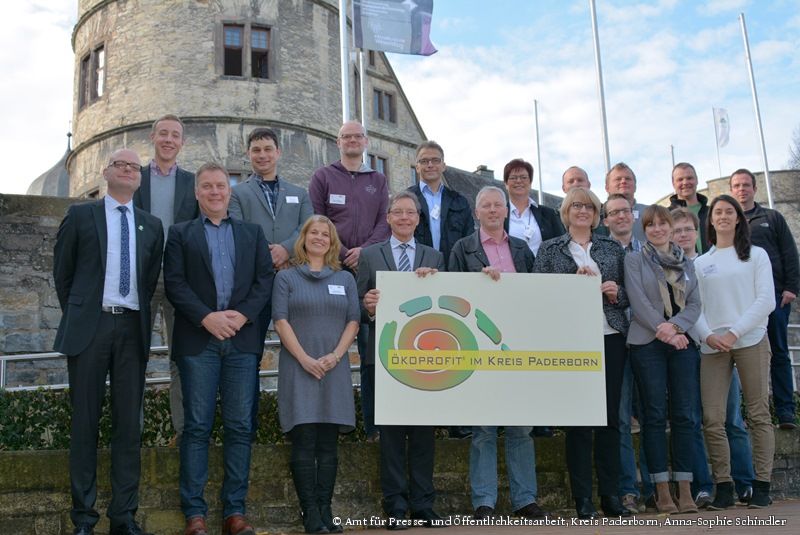 Ersten Reihe von links nach rechts: Elmar Stevens (Firma B.A.U.M. GmbH), Norbert Knaup (Kreishandwerkerschaft Paderborn-Lippe), Diana Riedel (Universität Paderborn), Christoph Schön (Vorsitzender des Ausschusses für Wirtschaft, Bau und Verkehr des Kreises Paderborn), Harald Laufs (Bäckerei Lange Salzkotten), Annette Mühlenhoff (Leiterin Servicestelle Wirtschaft Kreis Paderborn), Christian Nolte (Fachkraft für Arbeitssicherheit Kreis Paderborn), Sonja Opitz (Servicestelle Wirtschaft Kreis Paderborn), Konstantin Grotebrune (Firma dbl Kotzenberg Hövelhof), Désirée Hückelheim (Klimaschutzmanagerin Kreis Paderborn)  Hintere Reihe von links nach rechts: Marc Meyer (Kreis Paderborn), Sascha Gödecke (Klimaschutzmanager Stadt Bad Lippspringe), Ulrich Drewes (Ev. Martinstift Bad Lippspringe), Matthias Stolte (Firma Hubert Niewels Bad Lippspringe), Claudia Schäfer (Servicestelle Wirtschaft Kreis Paderborn), Andre Guschel (Bäckerei Lange Salzkotten), Tobias Brinkmann (Firma Upmann Rietberg), Michael Brock (dbl Kotzenberg Hövelhof), Matthias Fleige (Flughafen Paderborn/Lippstadt).  (Foto: Amt für Presse- und Öffentlichkeitsarbeit, Kreis Paderborn, Anna-Sophie Schindler)