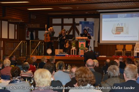Dorfentwicklungskonferenz in Schwaney – von links nach rechts: Hans-Jürgen Wessels, Bürgermeister Altenbeken, Uwe Borchers, Geschäftsführer ZIG, Manfred Müller, Landrat Paderborn, Jens Gabriel, MuM Bünde, Claudia Mackowski, Heimatverein Bentfeld, Ines Dickmann, Kassenärztliche Vereinigung Westfalen-Lippe, Constanze Liebe, Ärztenetz Lippe GmbH, Marco Luzius, Kassenärztliche Vereinigung Westfalen-Lippe, Frederik Ley, DB Regio AG, Heinz-Josef Struckmeier, stellvertretender Kulturamtsleiter Kreis Paderborn, Ralf Kleine, Wirtschaftsförderung Steinheim, Karola Schmidt, Johanneswerk Steinheim, Karin Wiemers, Servicestelle Wirtschaft der Kreisverwaltung Paderborn, Rainer Ahmann, Heimatverein Bentfeld,  Udo Ellermeier, Johanneswerk OWL mit vielen Ideen für die Gesundheitsversorgung im ländlichen Raum (Foto: Amt für Presse- und Öffentlichkeitsarbeit, Kreis Paderborn, Ulrike Sander)