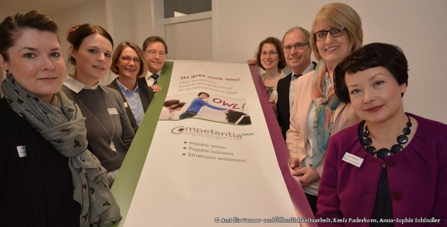 von links unten: Christina Zweigle (Personalleiterin der Connext Communication GmbH),  (Gleichstellungsbeauftragte des Kreises Paderborn), Eva Leschinski (Leiterin des Kompetenzzentrums Frau und Beruf OWL), Christoph Schön (Vorsitzender des Ausschusses Wirtschaft, Bau und Verkehr des Kreises Paderborn), Von rechts unten: Astrid Windfuhr (Marketing- und Kommunikationsberaterin), Annette Mühlenhoff (Leiterin der Servicestelle Wirtschaft des Kreises Paderborn), Manfred Müller (Landrat des Kreises Paderborn), Nicola Sieksmeier (Mitarbeiterin des Kompetenzzentrums Frau und Beruf OWL). (Foto: Amt für Presse- und Öffentlichkeitsarbeit, Kreis Paderborn, Anna-Sophie Schindler) von links unten: Christina Zweigle (Personalleiterin der Connext Communication GmbH),  (Gleichstellungsbeauftragte des Kreises Paderborn), Eva Leschinski (Leiterin des Kompetenzzentrums Frau und Beruf OWL), Christoph Schön (Vorsitzender des Ausschusses Wirtschaft, Bau und Verkehr des Kreises Paderborn), Von rechts unten: Astrid Windfuhr (Marketing- und Kommunikationsberaterin), Annette Mühlenhoff (Leiterin der Servicestelle Wirtschaft des Kreises Paderborn), Manfred Müller (Landrat des Kreises Paderborn), Nicola Sieksmeier (Mitarbeiterin des Kompetenzzentrums Frau und Beruf OWL). (Foto: Amt für Presse- und Öffentlichkeitsarbeit, Kreis Paderborn, Anna-Sophie Schindler)