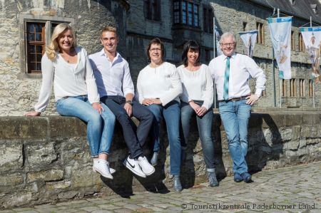 Die Geschäftsstelle der Touristikzentrale Paderborner Land  Nadine Fortmeier, Dominik Bürger, Maria Kluthe, Anja Veith und Geschäftsführer Herbert Hoffmann (von links nach rechts) (Foto: Touristikzentrale Paderborner Land)