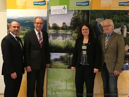 Freuen sich auf eine Kooperation (von links): Andreas Bee (Bürgermeister Bad Lippspringe / Aufsichtsratsvorsitzender Landesgartenschau), Landrat Manfred Müller (Vorsitzender Touristikzentrale Paderborner Land), Erika Josephs (Bad Lippspringe Marketing / Geschäftsführung Landesgartenschau), Herbert Hoffmann (Geschäftsführer Touristikzentrale Paderborner Land). (Foto: Touristikzentrale Paderborner Land)  Freuen sich auf eine Kooperation (von links): Andreas Bee (Bürgermeister Bad Lippspringe / Aufsichtsratsvorsitzender Landesgartenschau), Landrat Manfred Müller (Vorsitzender Touristikzentrale Paderborner Land), Erika Josephs (Bad Lippspringe Marketing / Geschäftsführung Landesgartenschau), Herbert Hoffmann (Geschäftsführer Touristikzentrale Paderborner Land). (Foto: Touristikzentrale Paderborner Land)