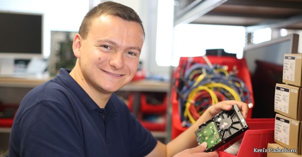 Fachinformatiker Ein Auzubildender zum Fachinformatiker hält eine Festplatte