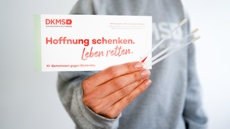 Registrierungsschreiben inklusive Teststäbchen für die Deutsche Knochenmarkspende