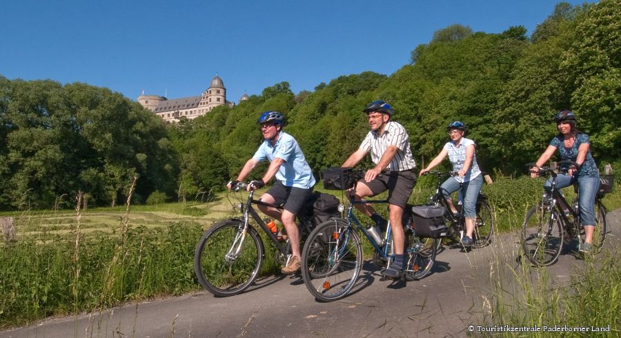 Menschen auf Fahrrad