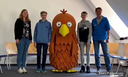 Per Du mit Maskottchen Falko: Lukas Amsbeck (2.v.l.) und Tim Haluschak (2.v.r.) lernten im Rahmen des Boys Days beim Kreis Paderborn das Kreismuseum Wewelsburg und Maskottchen Falko kennen. Sie werden begleitet von den Kreis-Mitarbeitenden Marion Renneke (l.) und Reinhard Fromme (r.). 