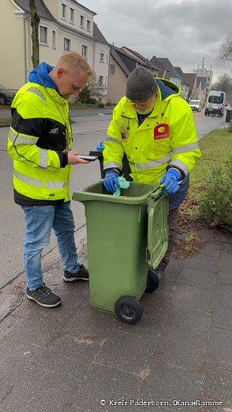 Fündig geworden - Unterwegs mit den Biotonnenkontrolleuren. © Kreis Paderborn, Diana Ramme